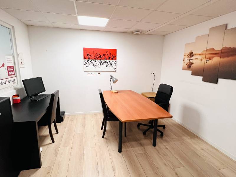 VENDU LOCAL COMMERCIAL ET FOND DE COMMERCE AVEC EMPLACEMENT IDÉAL POUR UNE ACTIVITÉ LIBÉRALE SITUÉ PROCHE DU CENTRE-VILLE DE LA CIOTAT