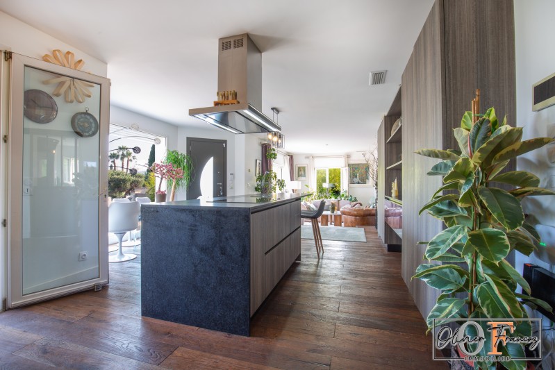 * VENTE VILLA AVEC PISCINE ET JARDIN PAYSAGER AU CŒUR DE LA CIOTAT
