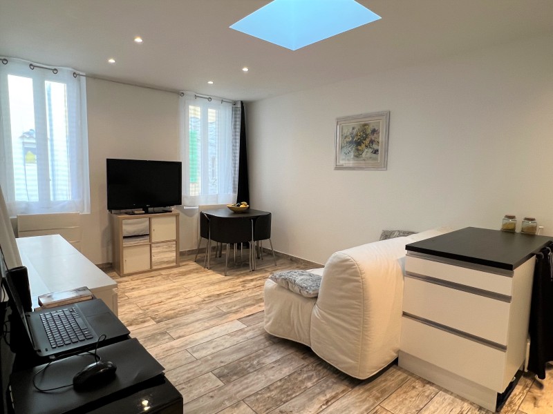 VENDU EN EXCLUSIVITÉ EN 45 JOURS : APPARTEMENT RÉNOVÉ DE TYPE 2 D’ENVIRON 36 M2 SITUÉ DANS LE CENTRE-VILLE À LA CIOTAT