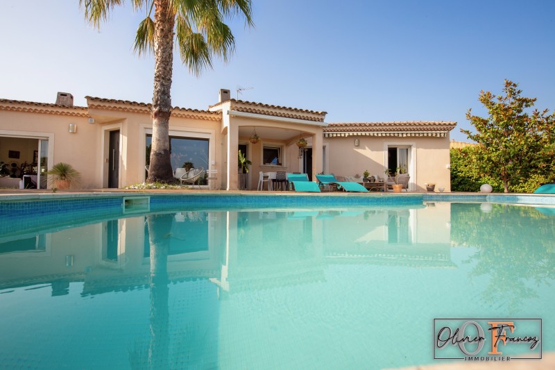 * VENTE VILLA AVEC PISCINE ET JARDIN PAYSAGER AU CŒUR DE LA CIOTAT