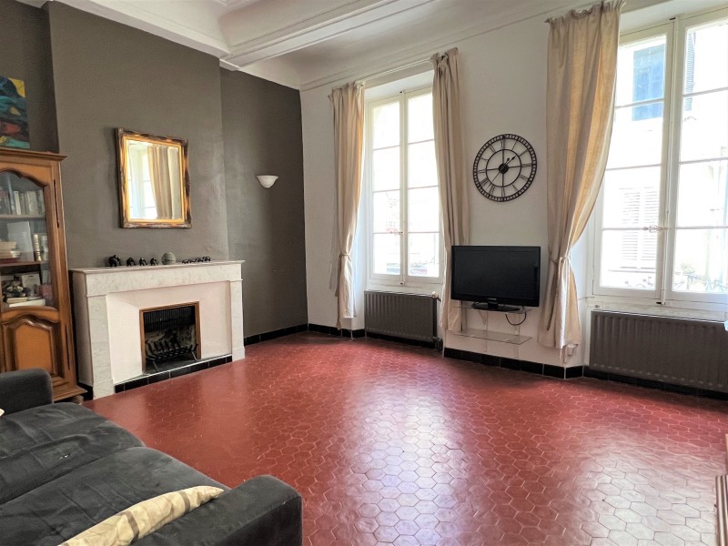 APPARTEMENT DE TYPE 3 AU CARACTÈRE TRADITIONNEL A VENDRE DANS LE CENTRE-VILLE DE LA CIOTAT
