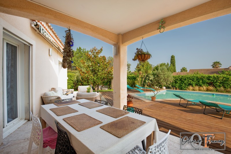 * VENTE VILLA AVEC PISCINE ET JARDIN PAYSAGER AU CŒUR DE LA CIOTAT