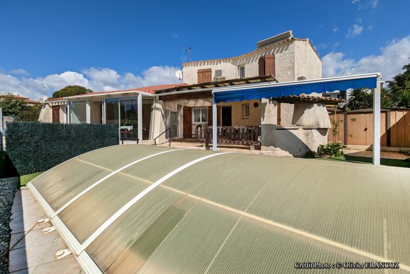 VENDU MAISON TRADITIONNELLE À RÉNOVER SUR UNE PARCELLE DE 800M2 AVEC PISCINE DANS UN LOTISSEMENT À LA CIOTAT