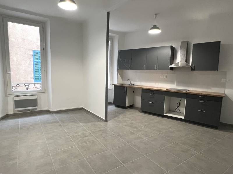 VENTE D’UN APPARTEMENT DE TYPE 3 DE 50 M2 AVEC BALCON ET CAVE DANS UNE PETITE COPROPRIÉTÉ AVEC PARKING EN PÉRIPHÉRIE DE CENTRE-VILLE DE LA VILLE DE LA CIOTAT