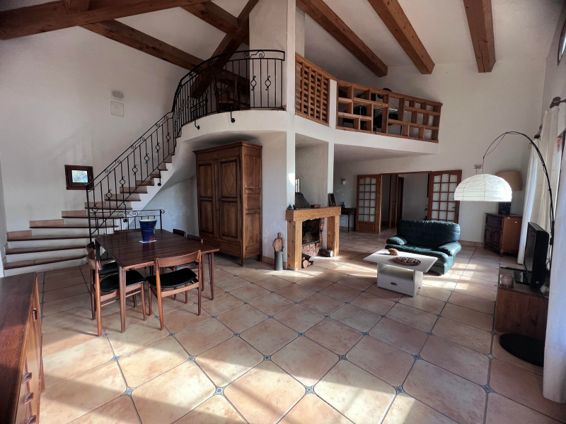 * ACHAT MAGNIFIQUE MAISON A RENOVER DE 270 m² AVEC POSSIBILITE DE CREER DEUX APPARTEMENTS ET VUE PANORAMIQUE SUR CEYRESTE